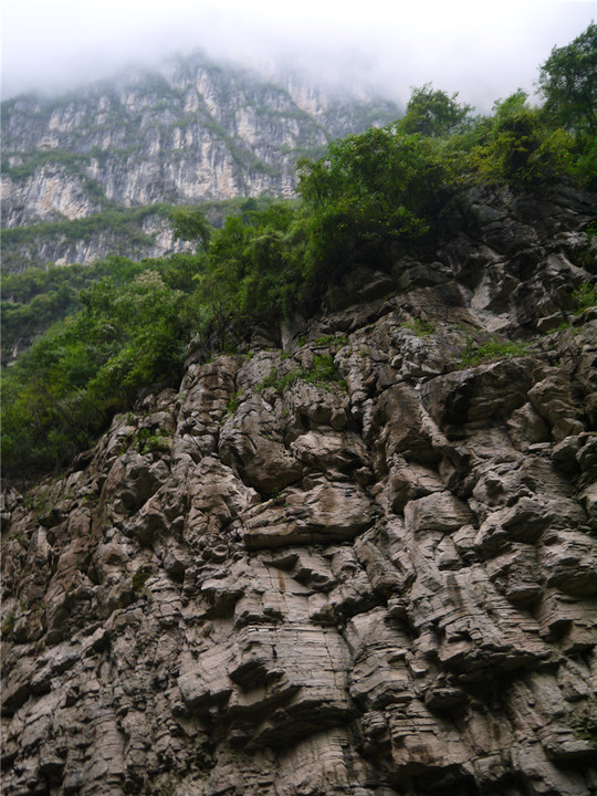 旅游 正文         神女溪位于神女峰对岸,原先是一条很浅的小溪,无法