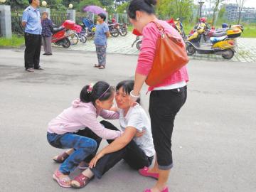 小双的亲人不能接受现实哭倒在地。