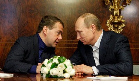 资料图：俄罗斯总统普京右和总理梅德韦杰夫左