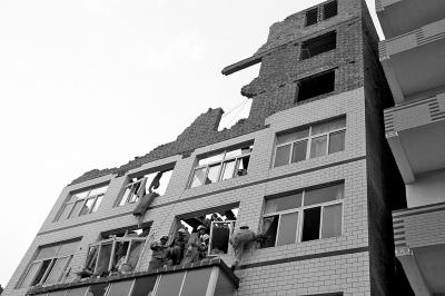 加盖楼房倒塌砸穿4层楼板 包工头10岁女儿被埋