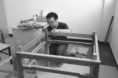 扬州玉器雕刻公司工艺师运用数控机床切割祁连碧玉,制作出了八仙桌,玉