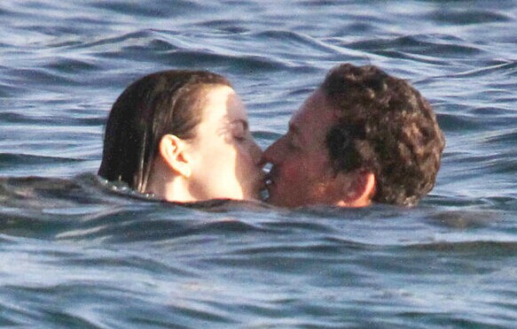 丽芙-泰勒与男友水中亲吻。