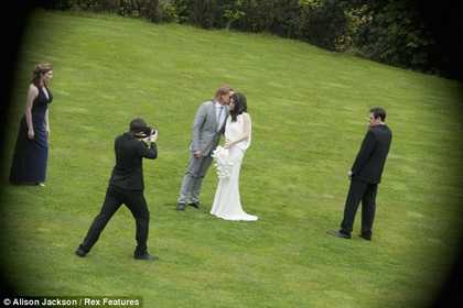 因为没有婚礼照片，有个行为艺术家找来演员化妆成朱莉皮特，拍婚纱照。