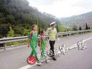 执法人员护送两名学生通过高速公路