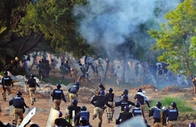 8月31日，巴基斯坦伊斯兰堡，军警与抗议者发生暴力冲突。