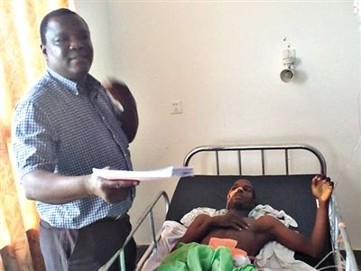因埃博拉去世的几内亚医生盖斯姆（Gassimou）生前给患者查房。