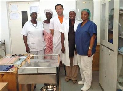 中国援非医生曹广和几内亚当地医护人员的合影。