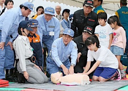 日本首相安倍晋三9月1日上午指挥“东京大地震”救灾演练，并亲自体验急救措施。