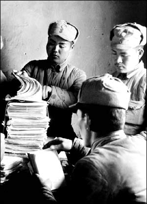 在华日本人反战同盟成员正在编发反战宣传品