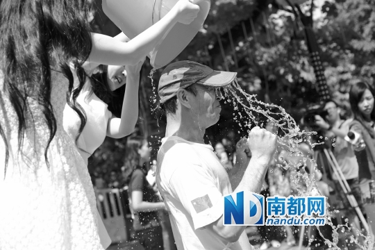 昨日广州市政协委员韩志鹏在白云山山顶广场接受“冰桶挑战”。南都记者 林宏贤 摄