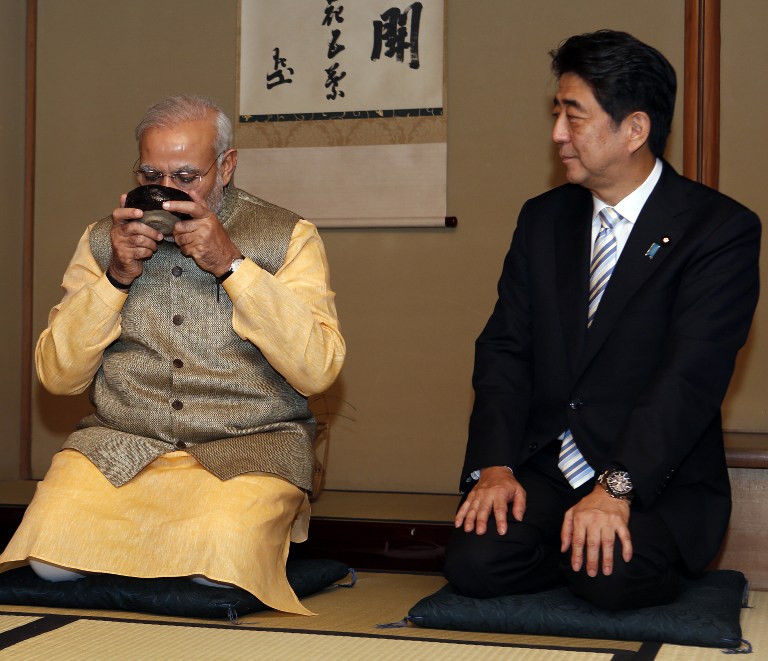 正式会谈前，日本首相安倍晋三让莫迪品尝传统的“表千家”茶道。