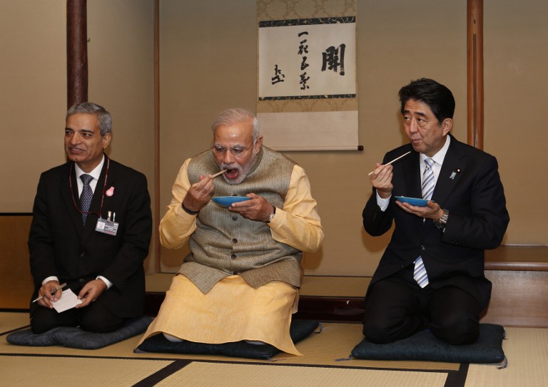 正式会谈前，日本首相安倍晋三让莫迪品尝传统的“表千家”茶道。
