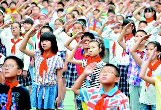 图为:武汉市武昌区棋盘街小学,同学们在升旗仪式上庄严地向国旗敬礼