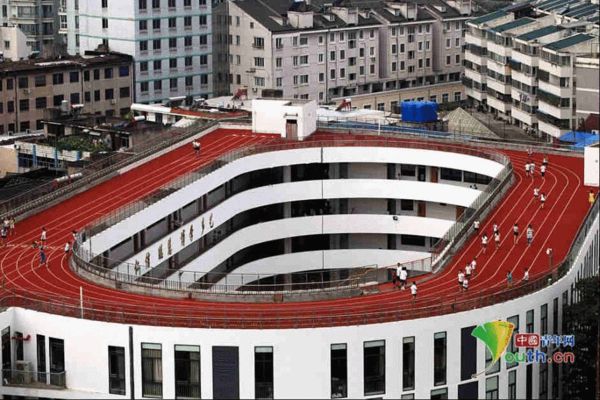 浙江/浙江一小学建成首条楼顶跑道 能供1600学生教学
