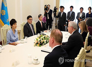韩国总统朴槿惠与美国众议院能源小组代表团举行会谈。