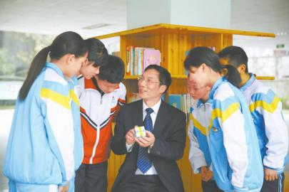 田精耘教学生们使用自己发明的“英语魔方”。