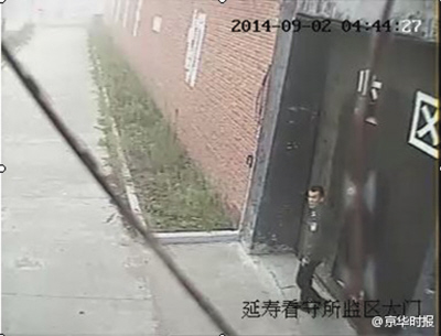 三名嫌犯杀害一名民警穿警服逃出看守所大门(组图)