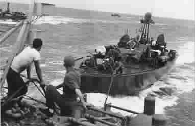美军鱼雷艇进行战前补给。