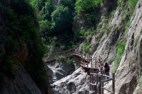 旅游 正文    金龙峡风景区为国家3a级景区,位于秦岭北麓,地处终南山