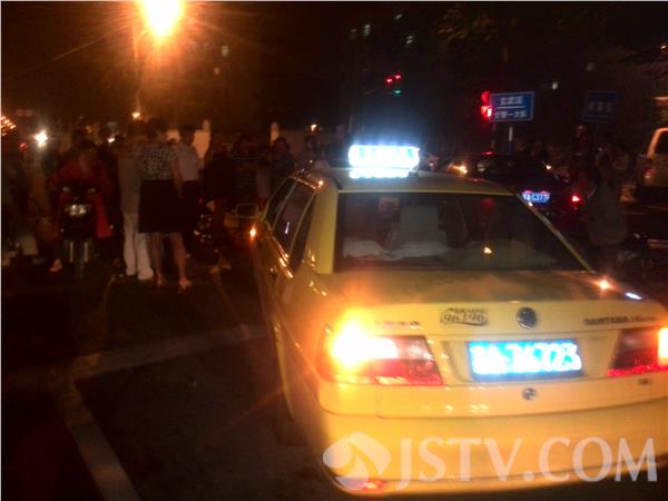 南京:出租车路口撞了聋哑人,司机特郁闷(组图
