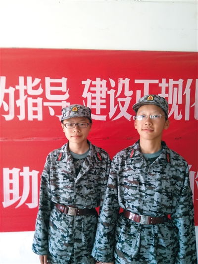徐路桥（左）和周裕人（右）在北师大军训上合影。 新京报见习记者 贾世煜 摄