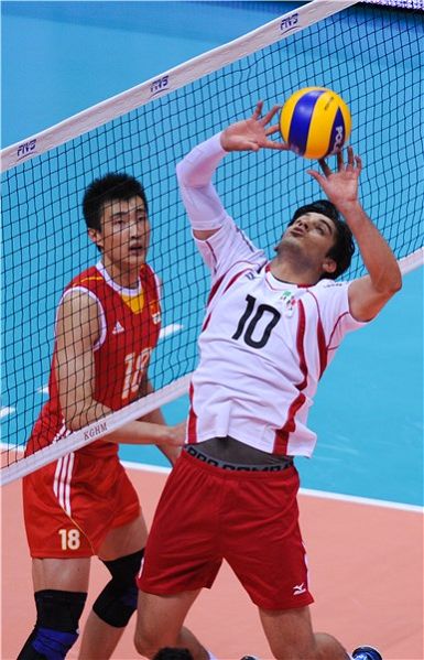 图文:中国男排3-1胜墨西哥 墨西哥队员传球