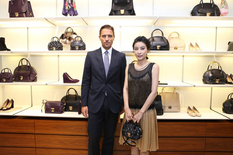 Salvatore Ferragamo 集团女士皮革产品部总监詹姆斯•菲拉格慕先生