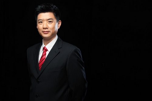 杜镇杰便装照