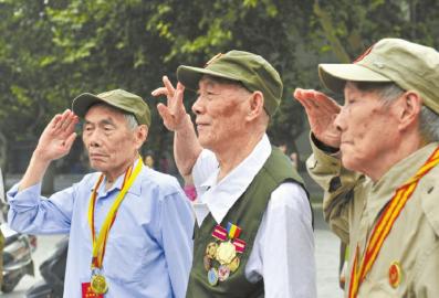 9月3日,成都人民公园川军抗日阵亡将士纪念碑下,98岁老兵郑维邦以标准