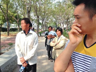 昨天，被害者刘艳杰的家人在法庭门口，一脸悲伤。
