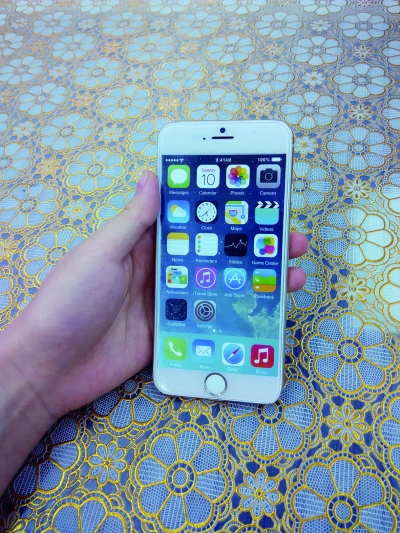 中关村一商家向记者展示iPhone6的模型机 摄/法制晚报记者 任一陆