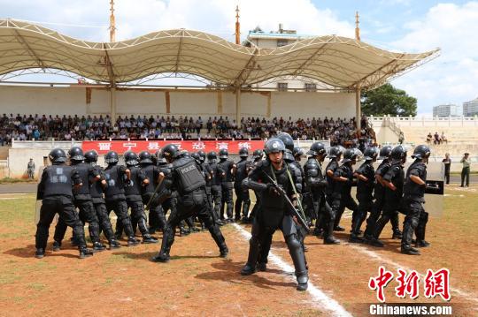 图为警棍盾牌防暴操演练现场 黄丽萍 摄