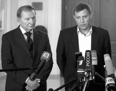 5日，白俄罗斯首都明斯克，乌克兰前总统库奇马（左）与顿涅茨克领导人召开发布会，宣布签署停火协议。图/CFP