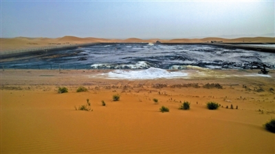 8月31日，记者在阿拉善左旗额里斯镇的腾格里沙漠行进了大约一小时后，看到了包围在沙漠深处的污水池，浓烈得几乎令人窒息的刺鼻气味扑面而来。