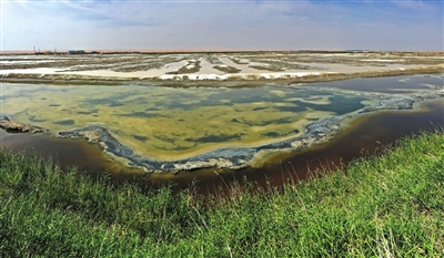 腾格里沙漠深处，一处产硝盐的沙漠里的绿洲，因化工污染，硝盐也遭到污染，被废弃。