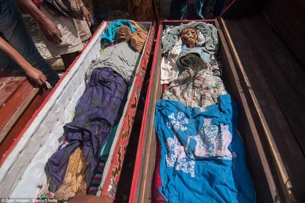 印尼村落风俗从地下挖出亲人尸体梳洗打扮