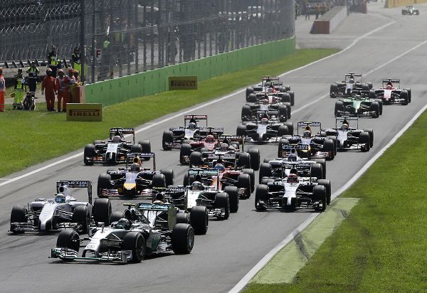 图文：F1意大利大奖赛正赛 大家挤在一起