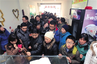2013年1月28日中午,河南郑州,20多平米的“李记卤肉刀削面馆”被来吃面的热心市民网友挤得几乎没有插足之地。图/CFP
