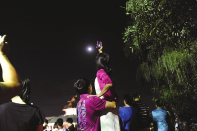 一轮圆月,一对璧人。京华时报记者徐晓帆摄