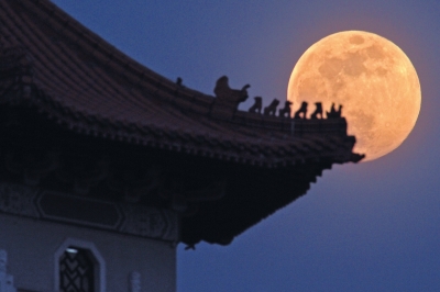 新加坡华人庆祝中秋节,圆月高悬于裕华园上空。新华社发