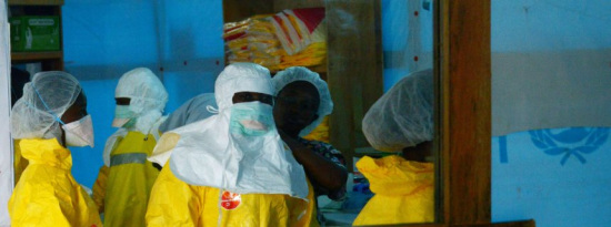 图为埃博拉医护人员。