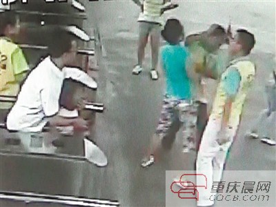 她多次动手打人,还自称有关系