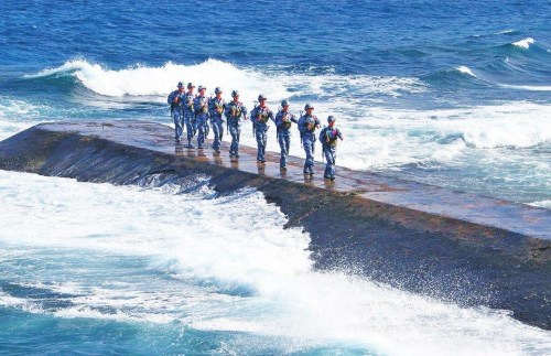 中国海军官兵巡逻南海岛礁。
