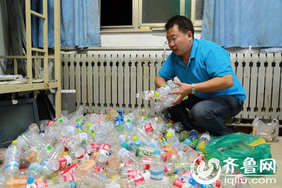 朱玉鹏将捡来的塑料瓶堆放在学院里的一个小仓库。