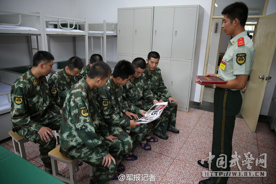哥俩没有像往年一样走进校园,而是走进了武警北京总队十一支队新兵连