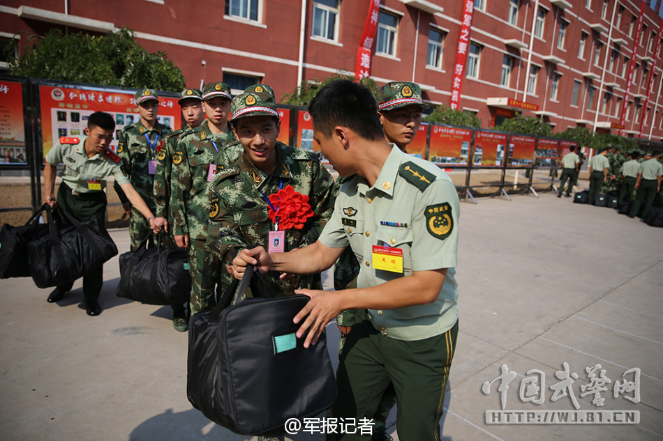 双胞胎哥俩没有像往年一样走进校园,而是走进了武警北京总队十一支队