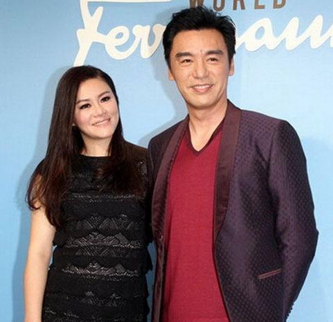 明星们向来精力充沛,爱情罗曼蒂克,像钟镇涛这样熬到差不多60岁