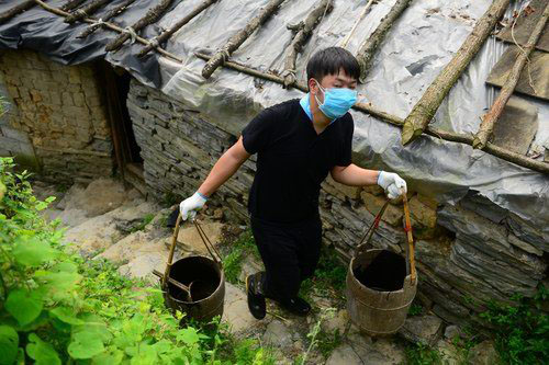 《老板变形记》杜海涛首试掏粪 老板裸泳引热议