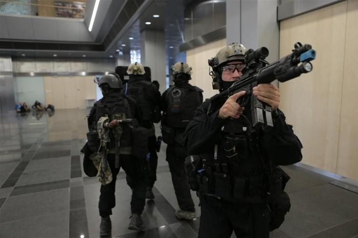 图为特警在黑暗环境中轻点"恐怖分子"