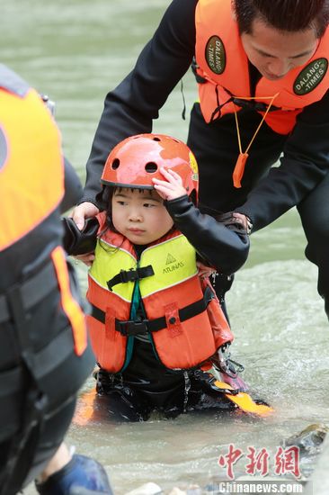 “爸爸去哪儿”大玩水上运动 “接龙游泳”吸引眼球